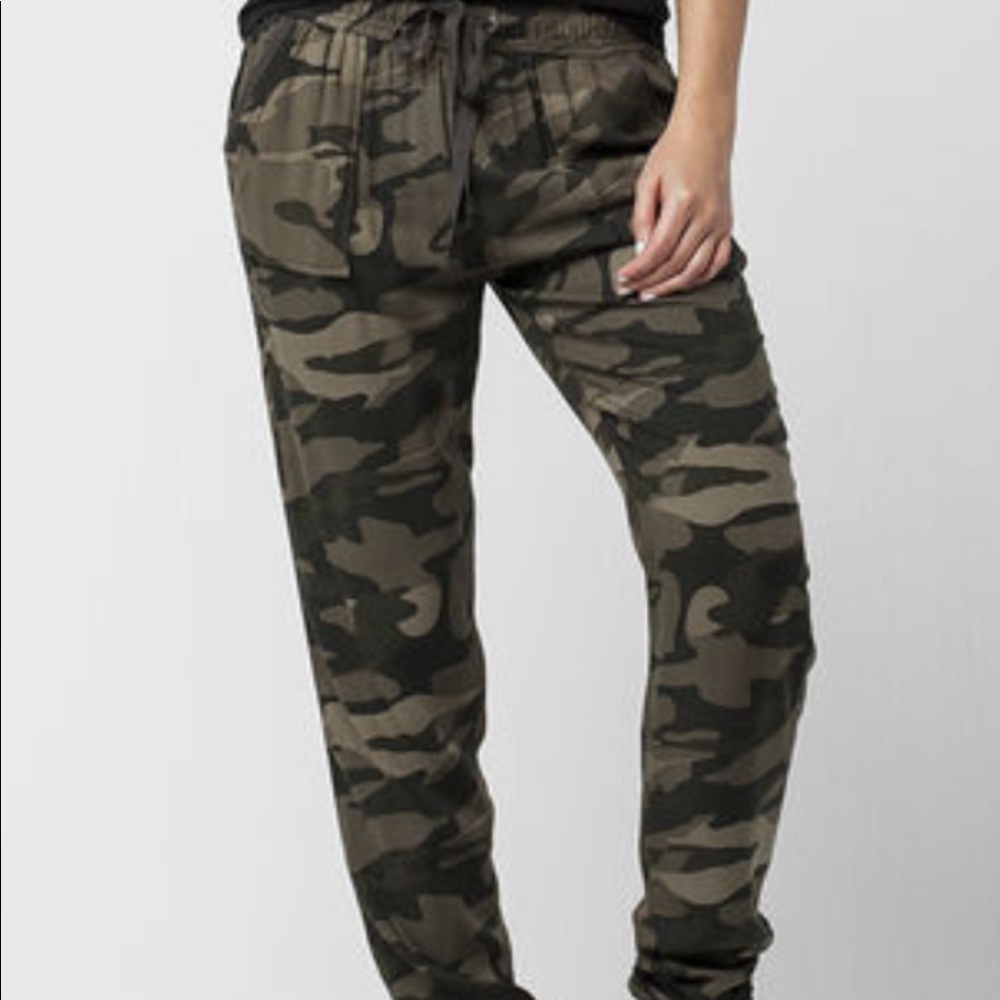 Tilly’s Camo Rewash Sweatpants Size Medium